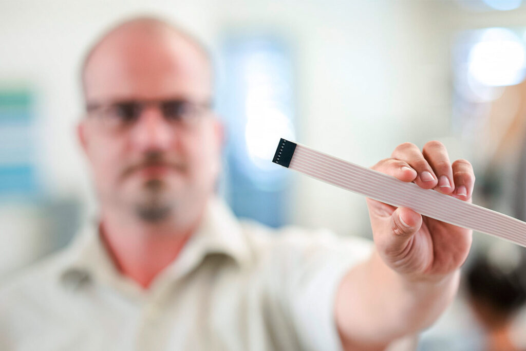 Hero-Bild Man streckt Kabel nach vorne