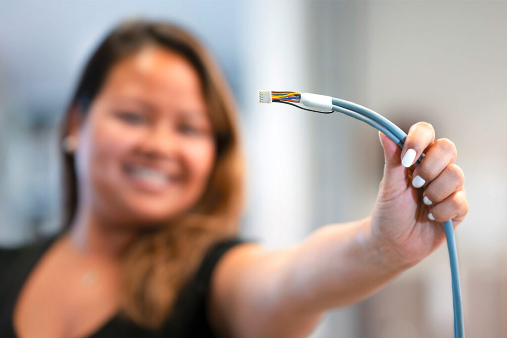 Hero-Bild Frau streckt Kabel nach vorne