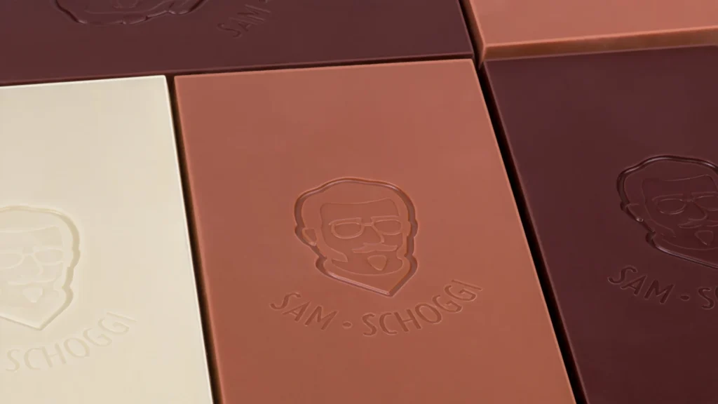 verschieden dunkle Schokolade mit Logo Prägung, Sam Schoggi