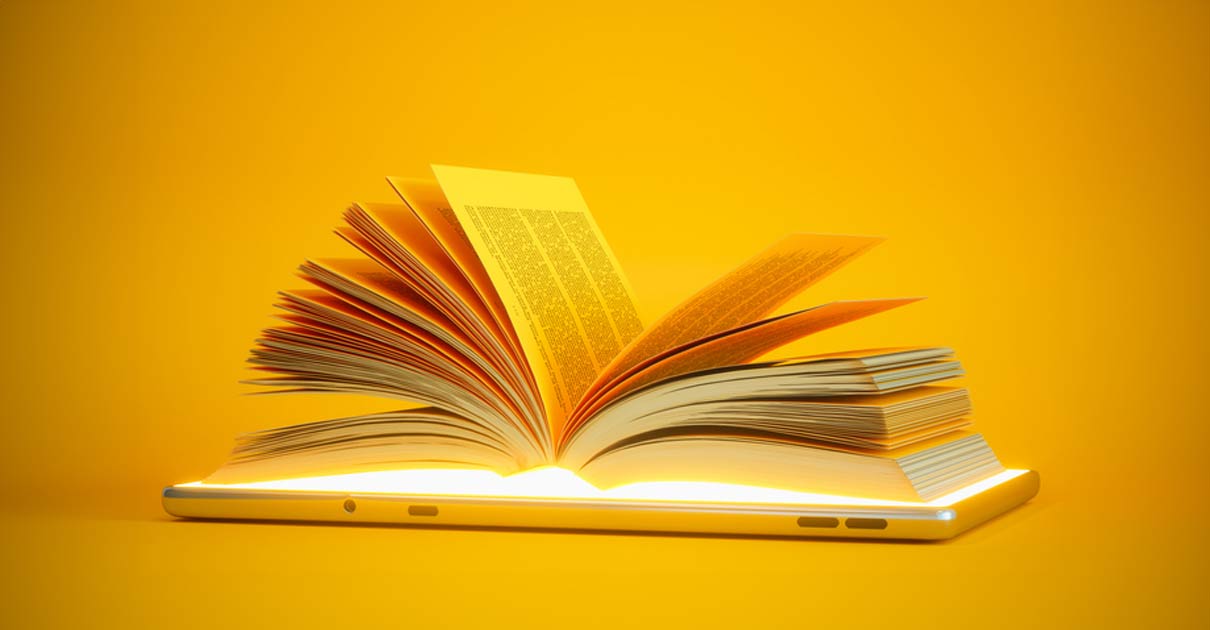 offenes Buch auf Laptop