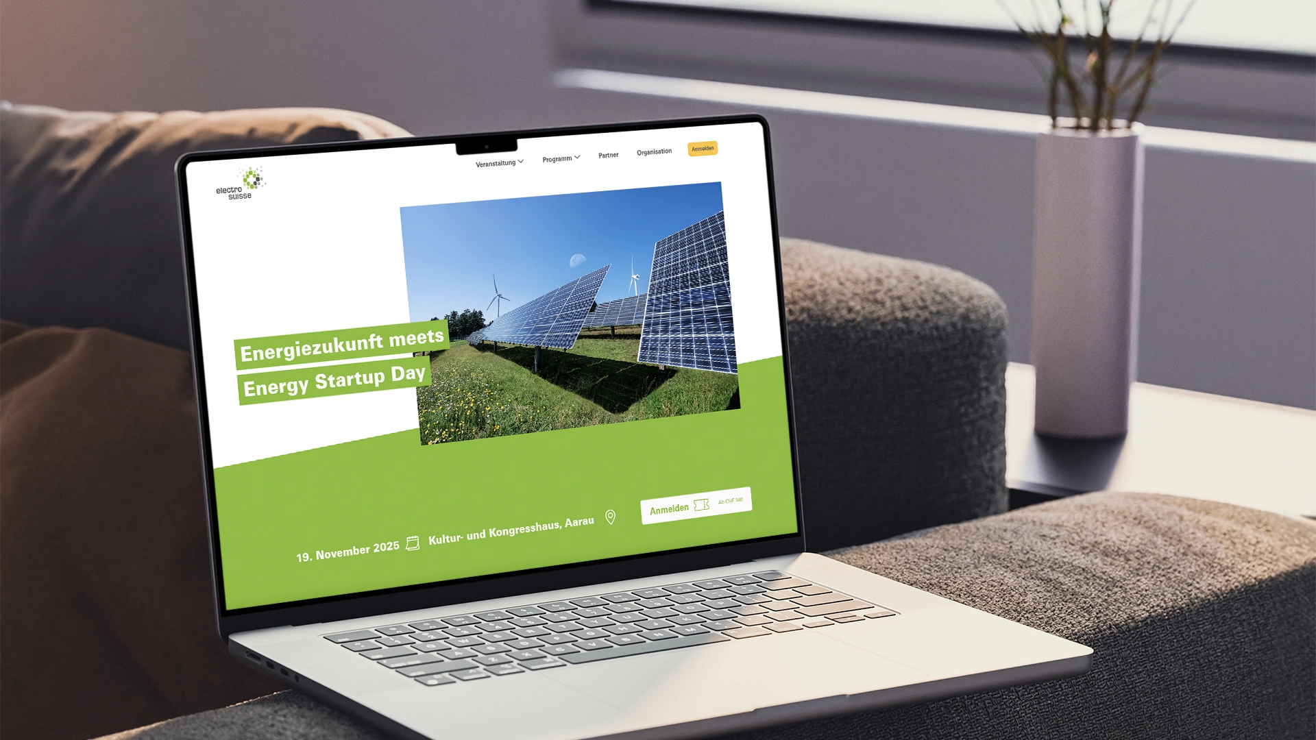 Notebook auf Sofalehne mit Startseite Electrosuisse Microsite energie zukunft-forum