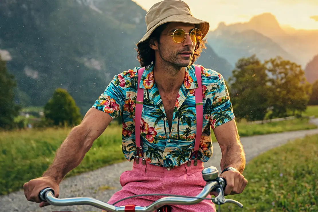Hippster fährt Velo im Bergtal