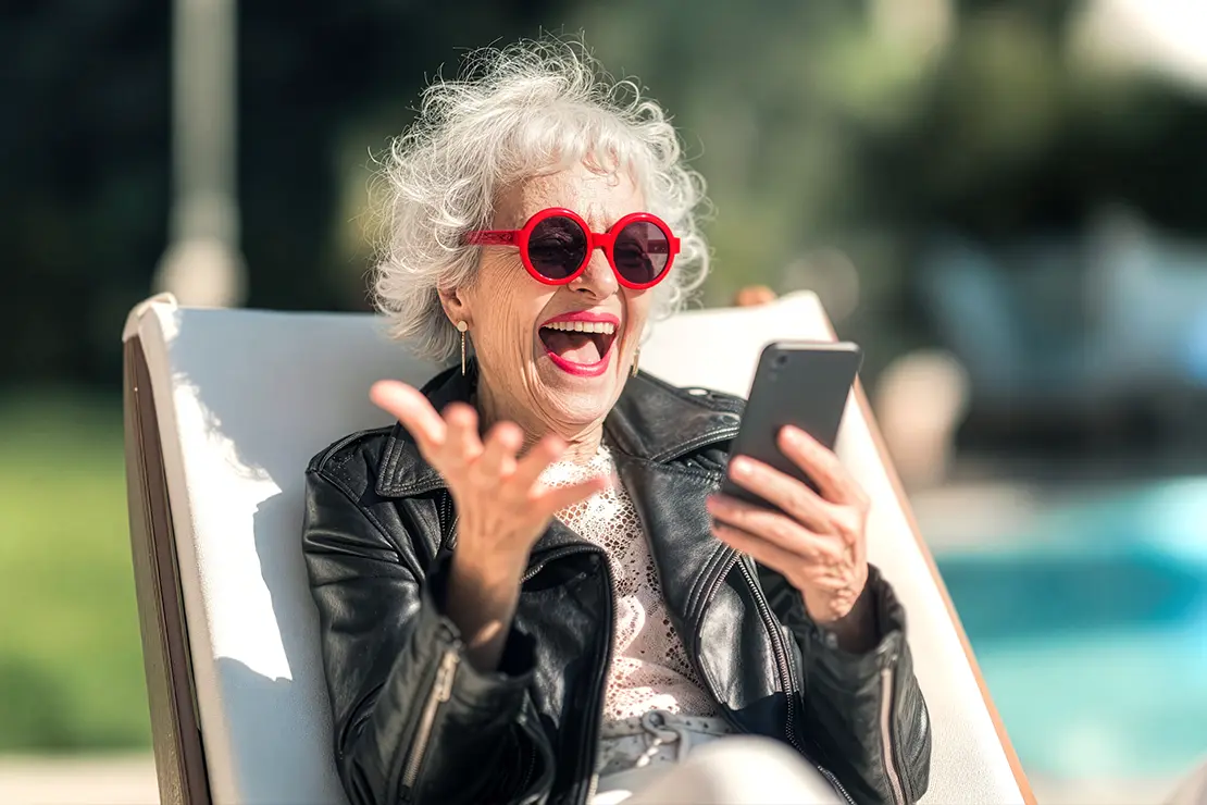 Oma mit Lederjacke auf Liegestuhl