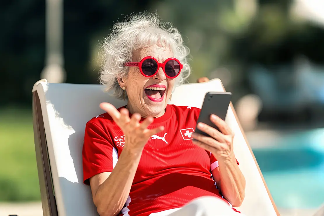 Oma mit Trikot auf Liegestuhl