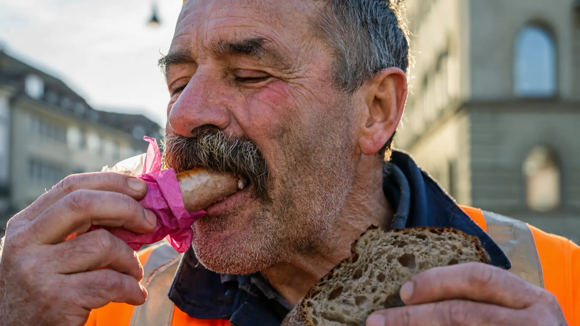 Mann isst eine Bratwurst